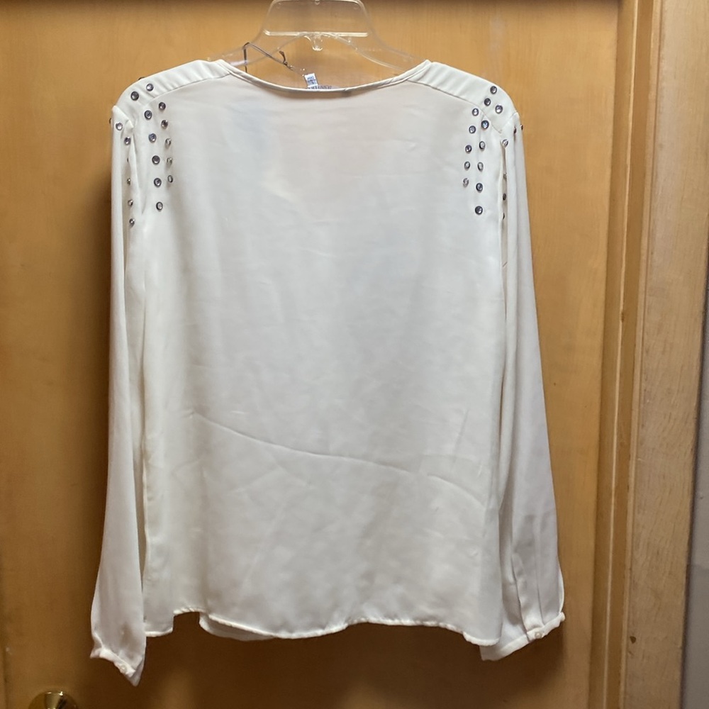Jennifer Lopez white blouse with beaded shoulders. BNWT. - Picture 4 of 5